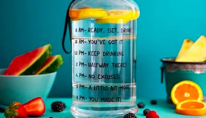 开云-当医疗组搀扶他穿越混合采访区时，记者们突然集体沉默。湿透的10号球衣贴在背上，暴露出去年手术留下的27厘米疤痕。通道尽头电子屏滚动着刚更新的欧冠射手榜，他的名字首次跌出前二十——这个瞬间被美联社记者拍下，成为次日报纸头版《诸神的黄昏从一道裂缝开始》。