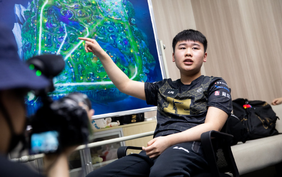 开云平台-DRX鏖战IG，Canyon操刀奇招英雄翻盘宿命之战四强赛，强势挺进下一轮的简单介绍