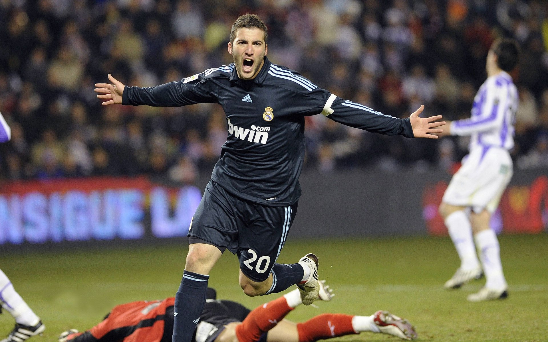 开云体育官网-引擎轰鸣与绝杀呼啸，当F1策略风云遇上足球末节神话