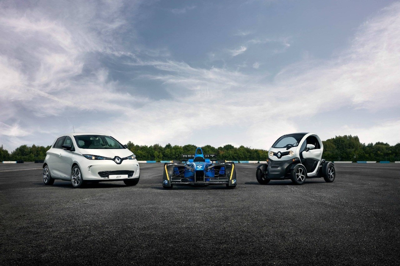 雷诺车队完胜梅赛德斯,塞恩斯带队取胜 雷诺车队完胜梅赛德斯,塞恩斯带队取胜